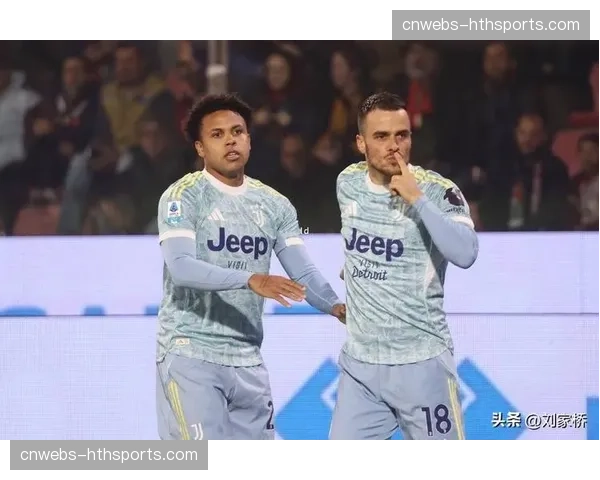 特写：伤停287天后，尤文边卫坎比亚索替补登场获全场掌声。