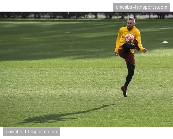 罗马赛前训练曝光，德罗西重点演练3-4-2-1进攻阵型