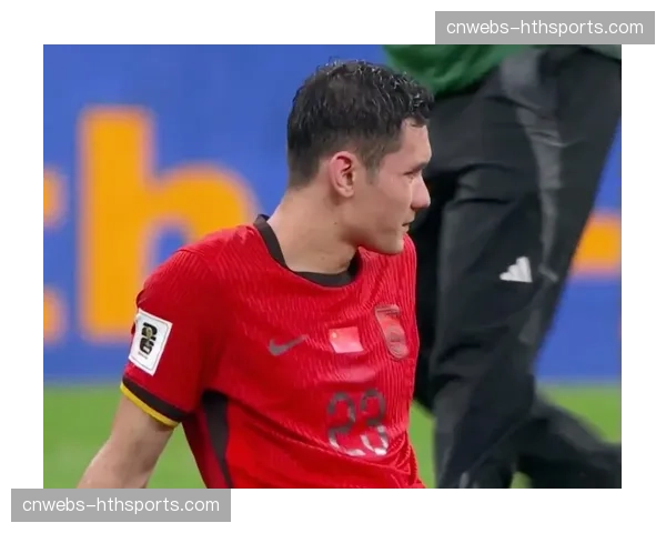 特写：点球罚失后，数据分析屏幕前主教练的凝重表情